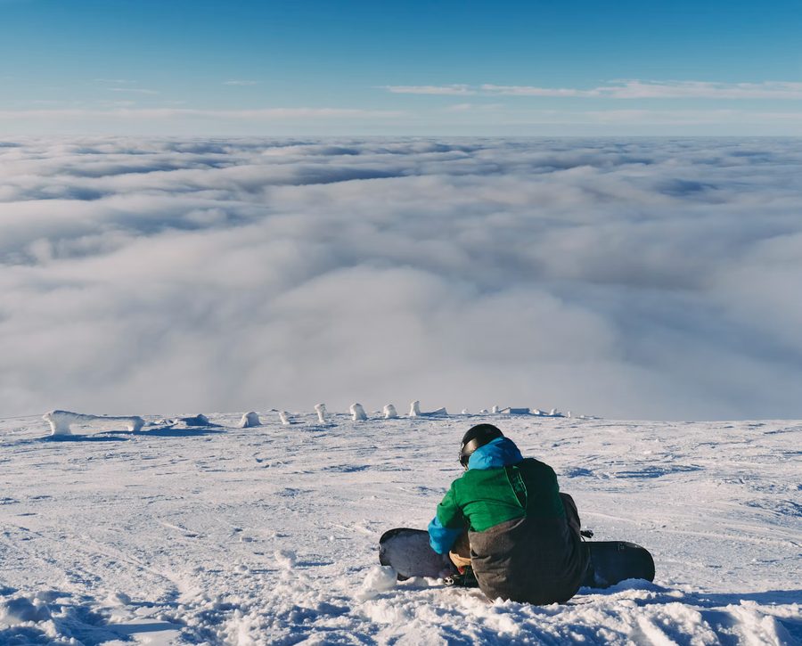 Snowboardista nad oblakmi